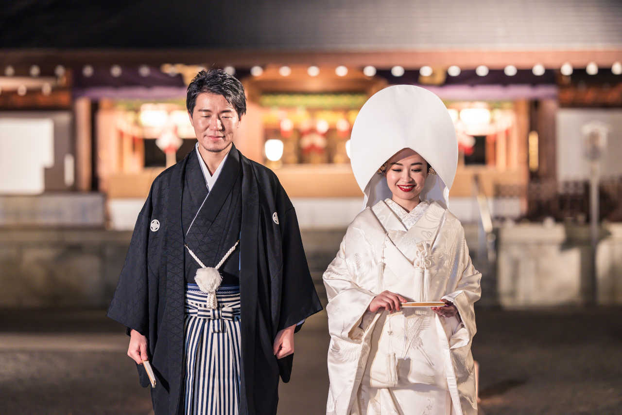 神社撮影が含まれているメニュー|思いっきり楽しむ最高に美しいフォトウェディングをリミテッドウェディングがオーダーメイドでプロデュース致します。大人気カメラマンのmaRthgraphy(マースグラフィー)が撮影するロケーション撮影とレストランの館内撮影、更にコース料理付で充実の内容です。